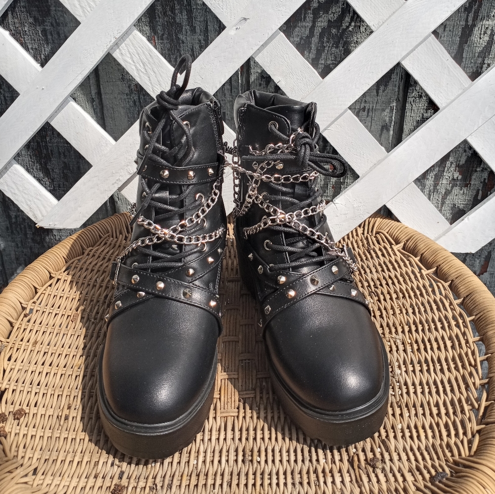 Tinstree women's black boots with studs and chains. Size 7. NWOT, NBW.
